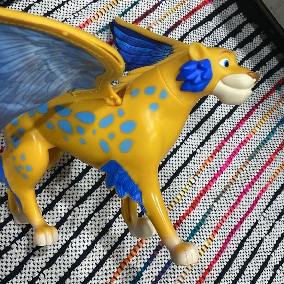 Disney Elena of Avalor SKYLAR Toy - Wings Flap Blue and Yellow Cat Leopard - Picture 9 of 14